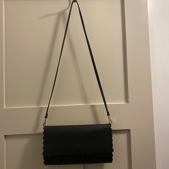 Black h&m purse with ruffle design - Picture 10 of 10